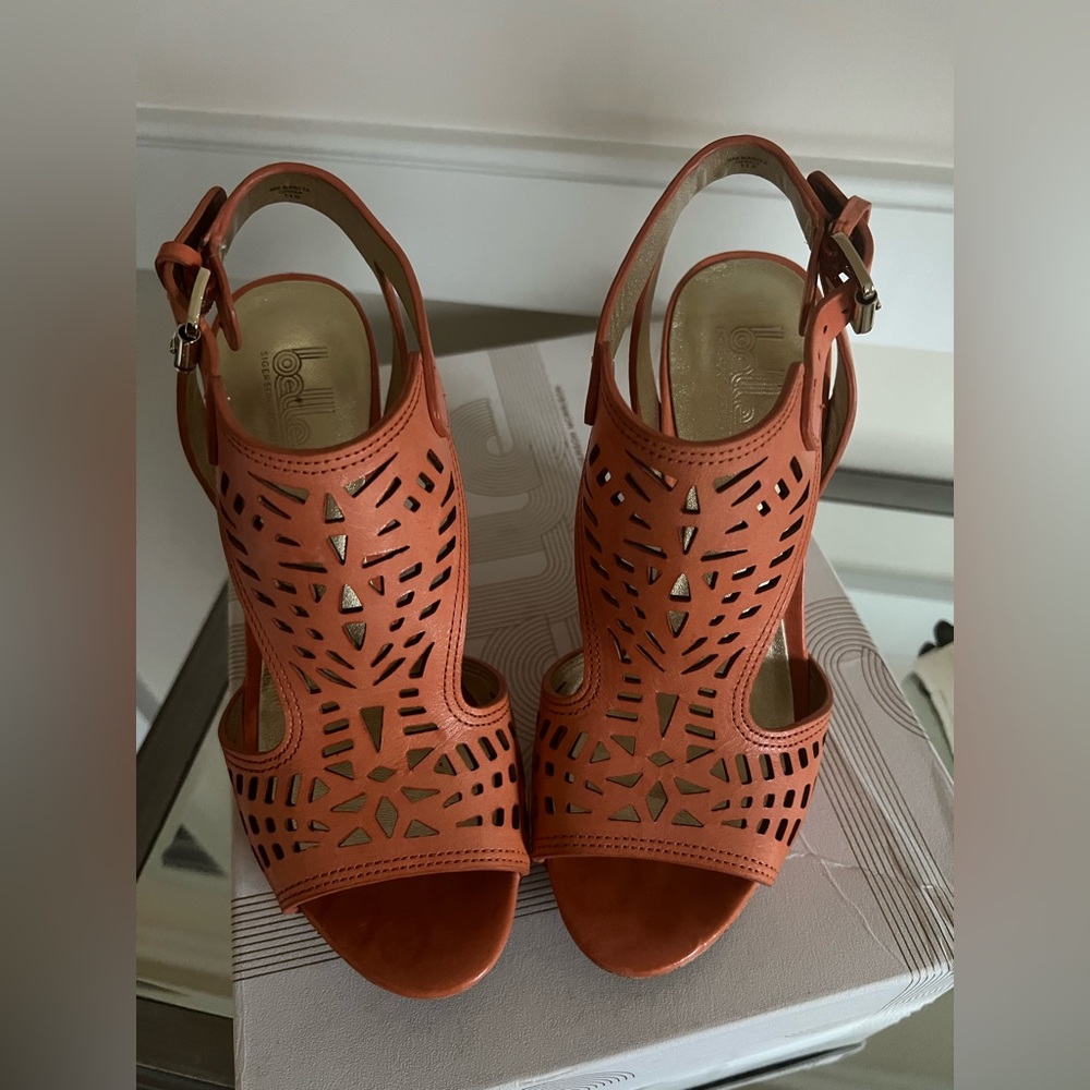 Belle by Sigerson Morrison BabitaT
Strap Sandals Orange, Size 6.5